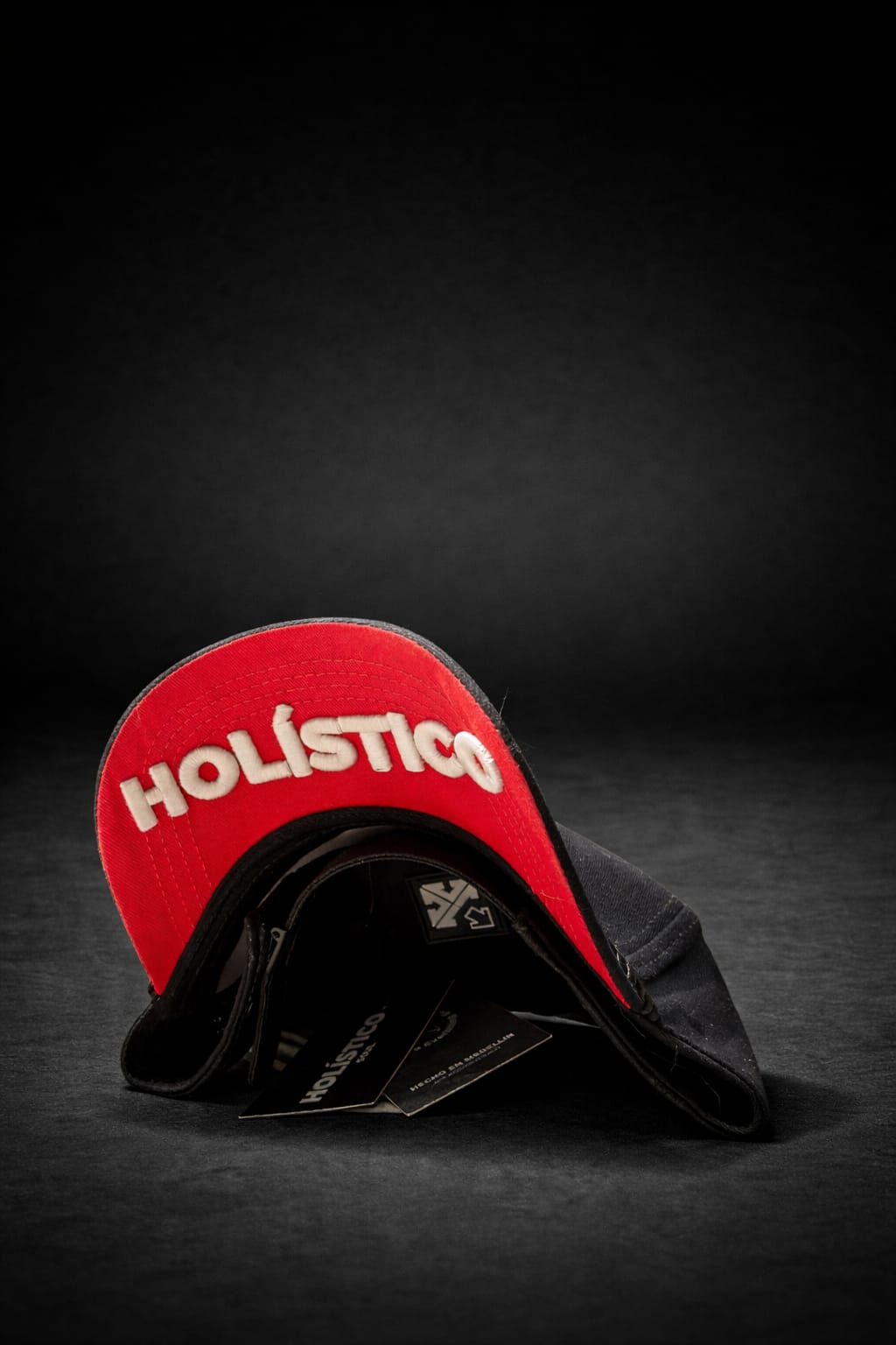 Gorra negra con flecha roja